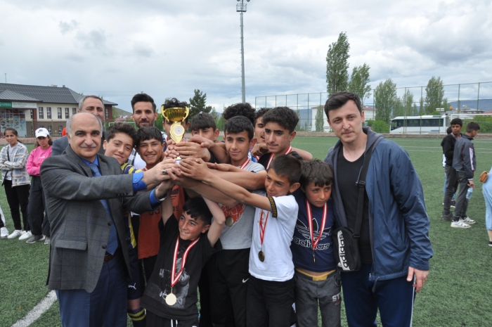 Kağızman’da düzenlenen futbol turnuvası sona erdi