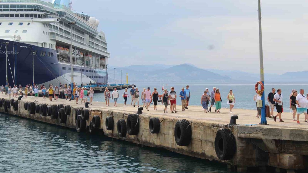 Alanya’ya sezonun ilk yolcu gemisi demir attı