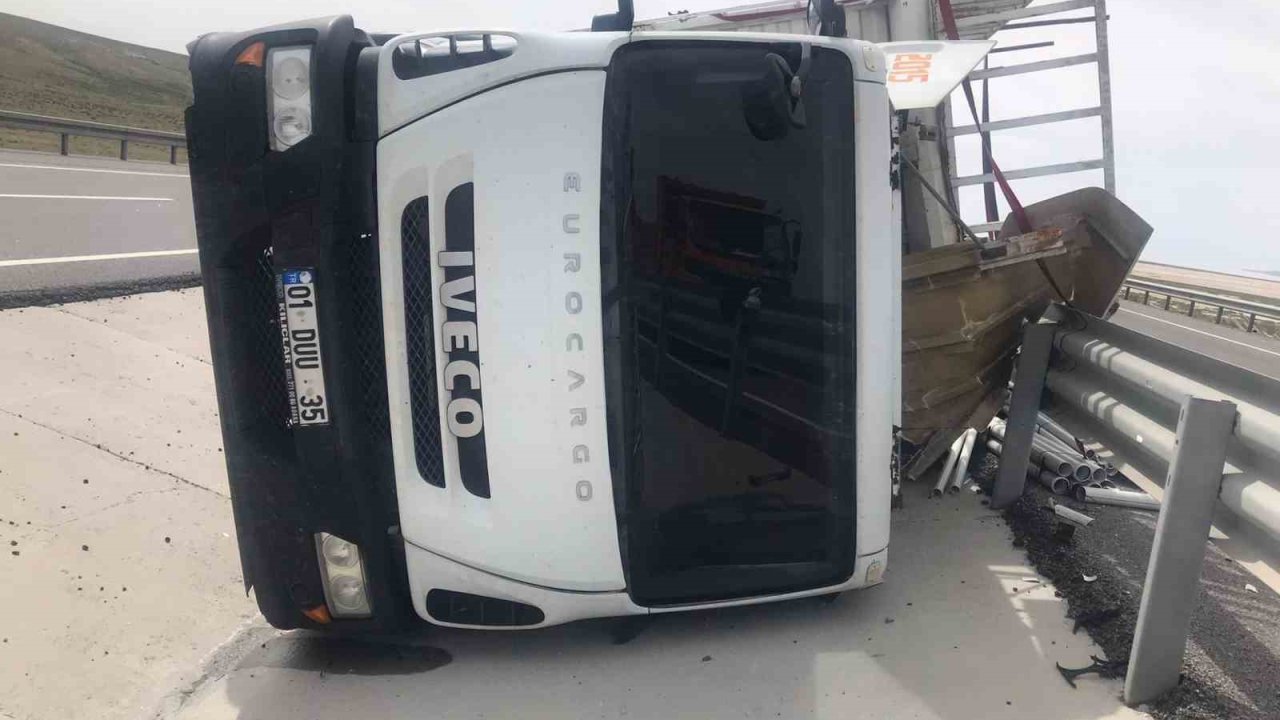 Konya’da plastik boru yüklü kamyon devrildi: 1 yaralı