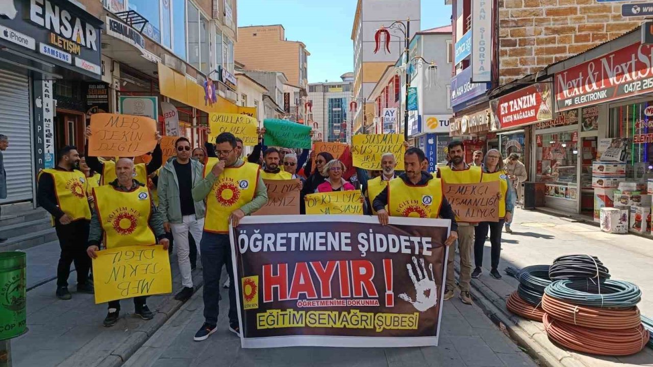 Ağrı’da öğretmenler “Şiddete Dur” demek için bir araya geldi