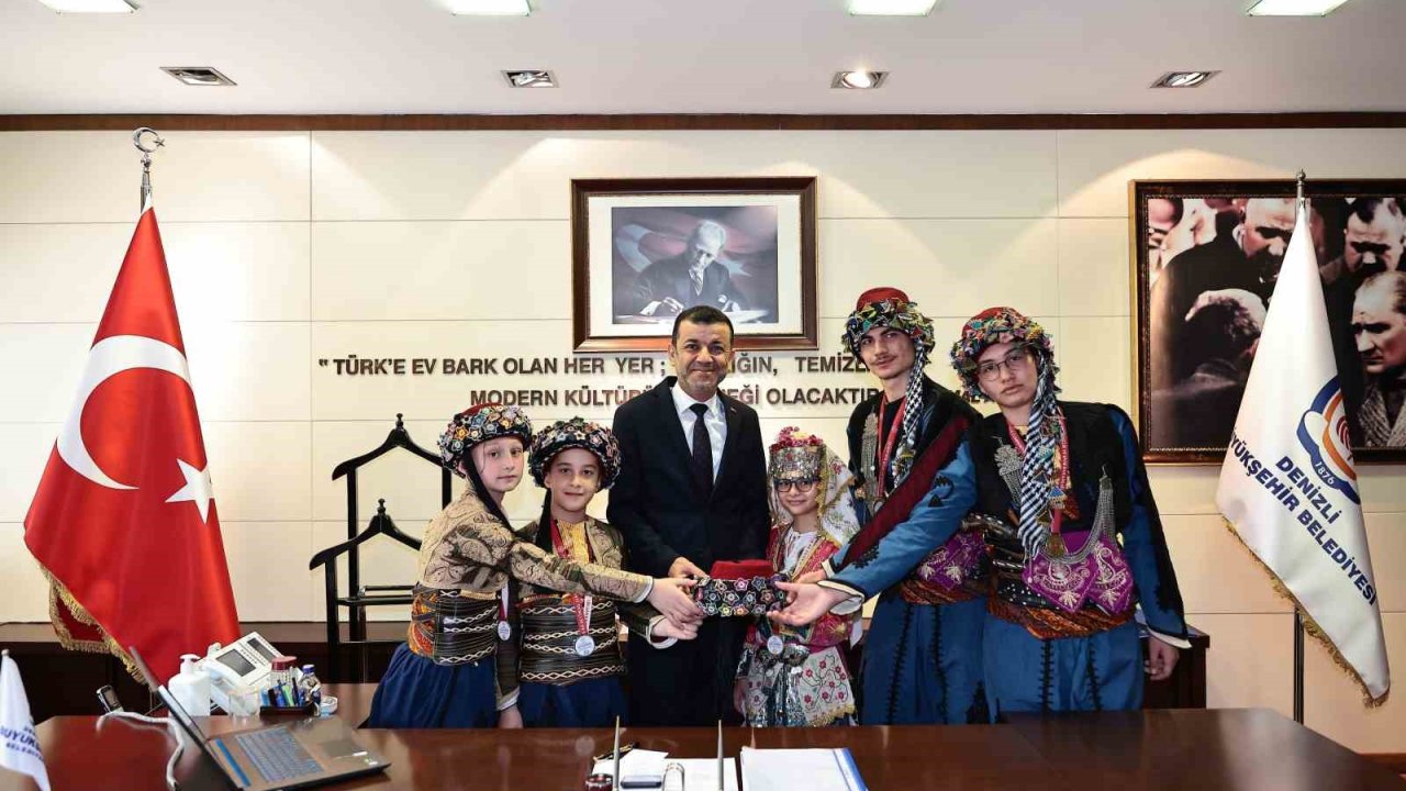 Başkan Çavuşoğlu’na halk oyunları şampiyonlarını ağırladı