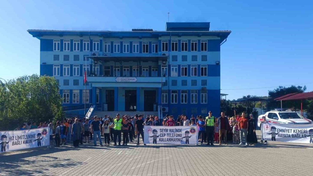 Adana’da jandarma trafik farkındalığı bilgilendirme çalışması yaptı