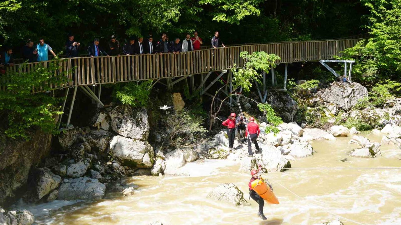 Binlerce turistin ziyaret ettiği kanyonda gerçeğini aratmayan tatbikat