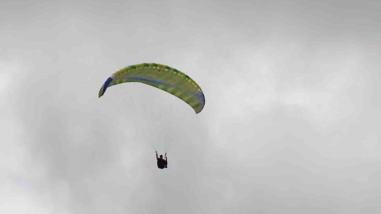 Türkiye Yamaç Paraşütü Ege Bölgesi Hedef Yarışması Uşak’ta yapıldı