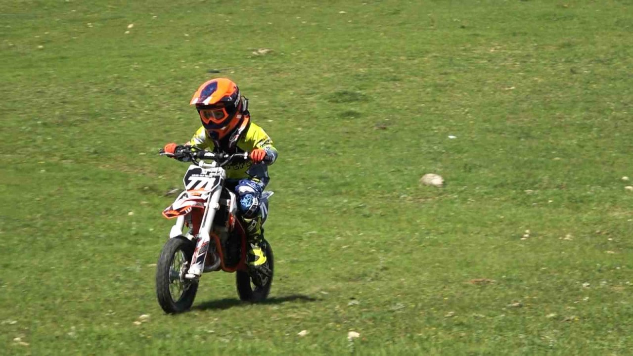 Anaokullu motokrosçu Uras Alp, yarışlarda şampiyonluk kovalıyor