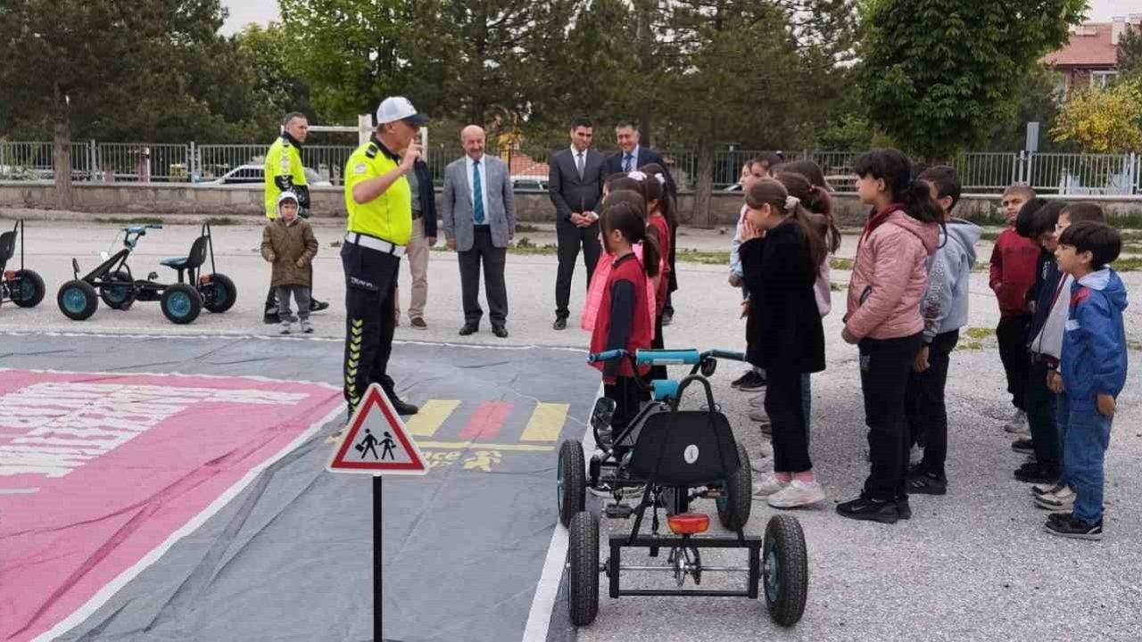 Kütahya’da öğrencilere uygulamalı ve teorik trafik eğitimi