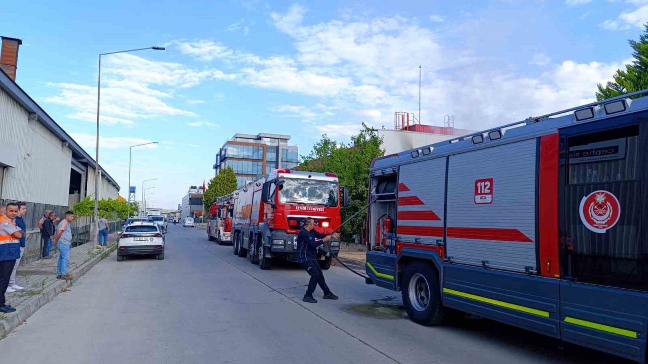 İzmir’de tekstil fabrikasındaki yangın söndürüldü