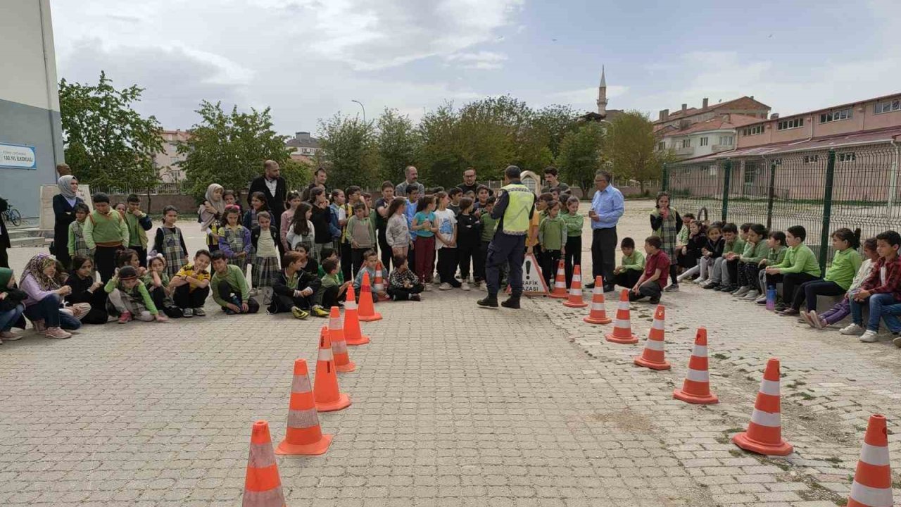 Çavdarhisar’da jandarmadan öğrencilere trafik eğitimi