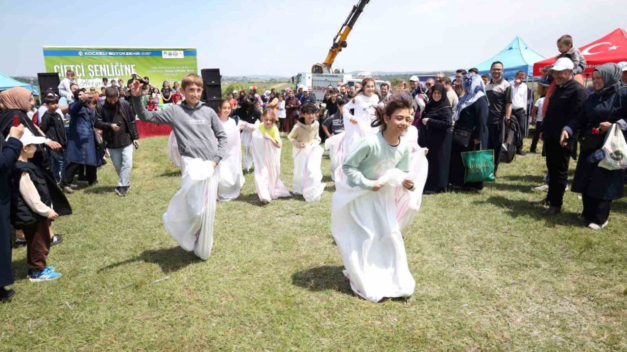 Çiftçiler ve aileleri kıyasıya yarıştı