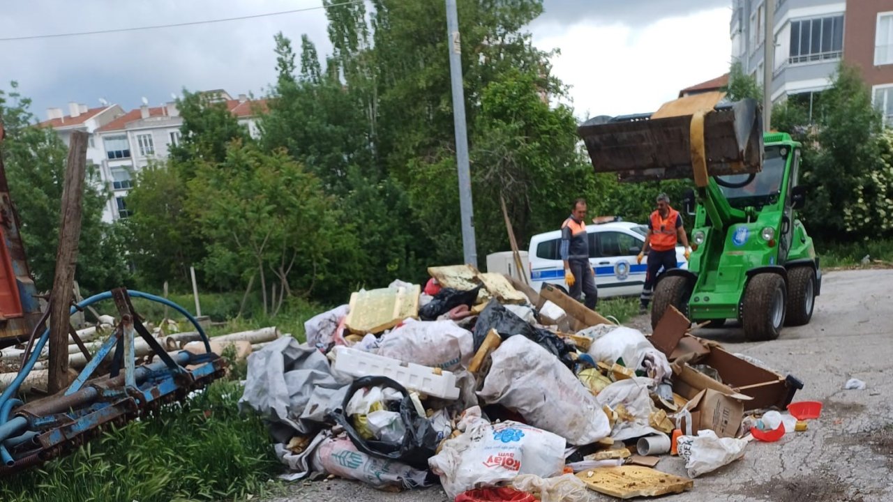 Belediye ekipleri müstakil evden 5 kamyon çöp çıkarttı