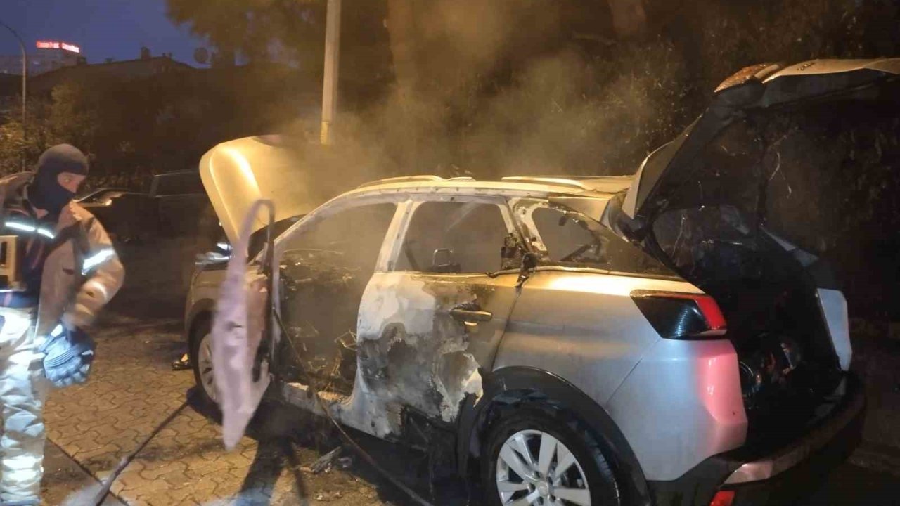 Ataşehir’de park halindeki araç kundaklandı