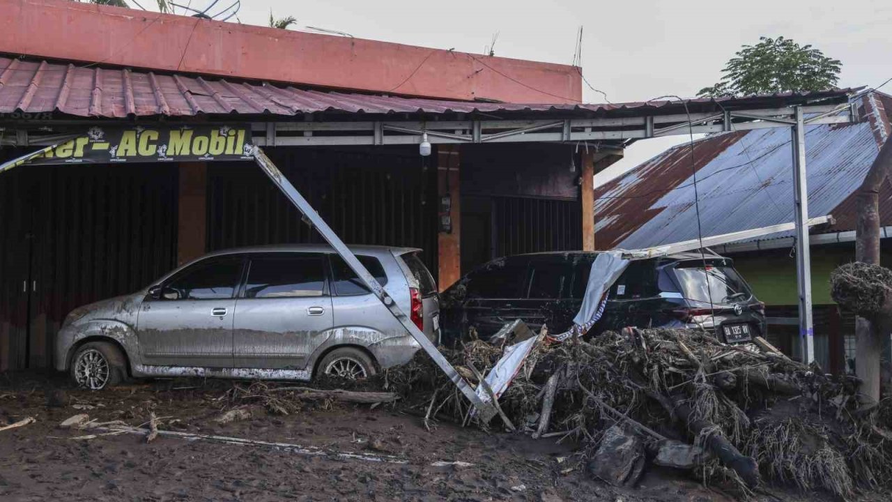 Endonezya’daki sel ve toprak kaymasında can kaybı 52’ye yükseldi