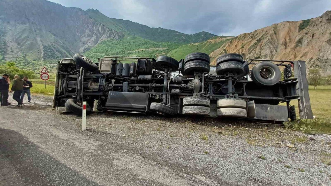 Hakkari’de yakıt tankeri yan yattı