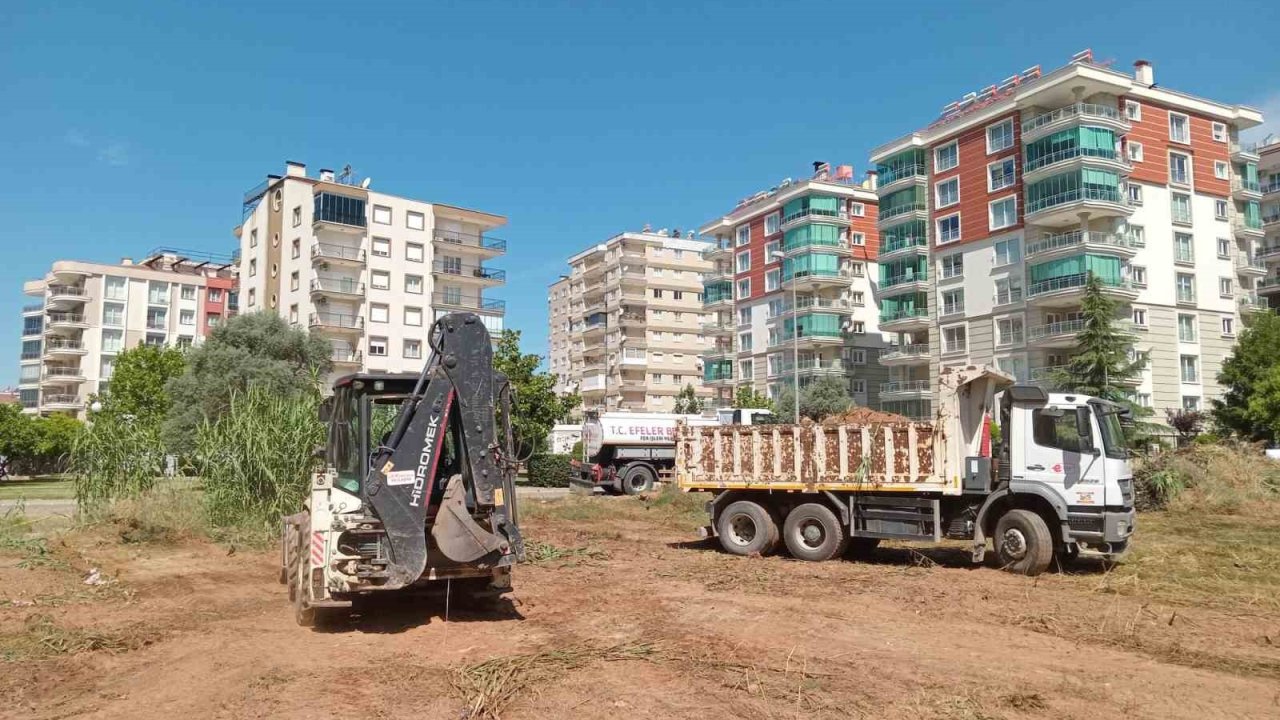 Efeler’in ekipleri yangın riskine karşı çalışmalarını sürdürüyor