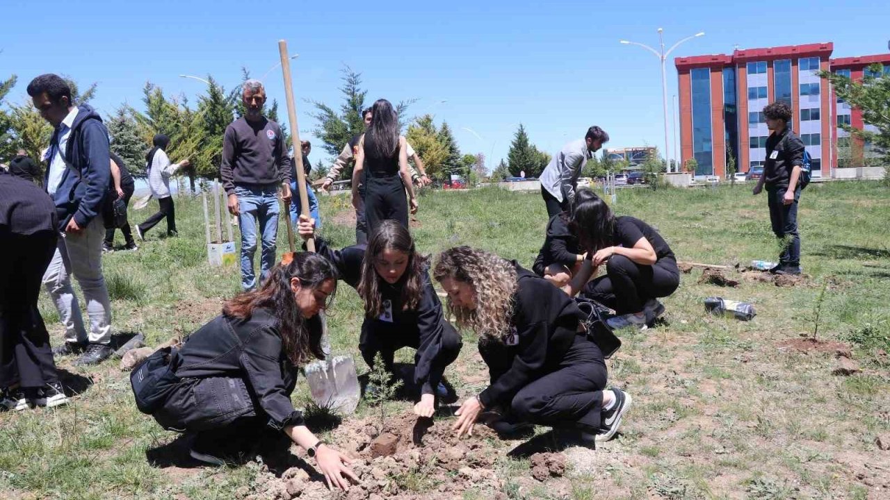 Depremde kaybettikleri arkadaşları anısına 100 ağaç fidanı diktiler