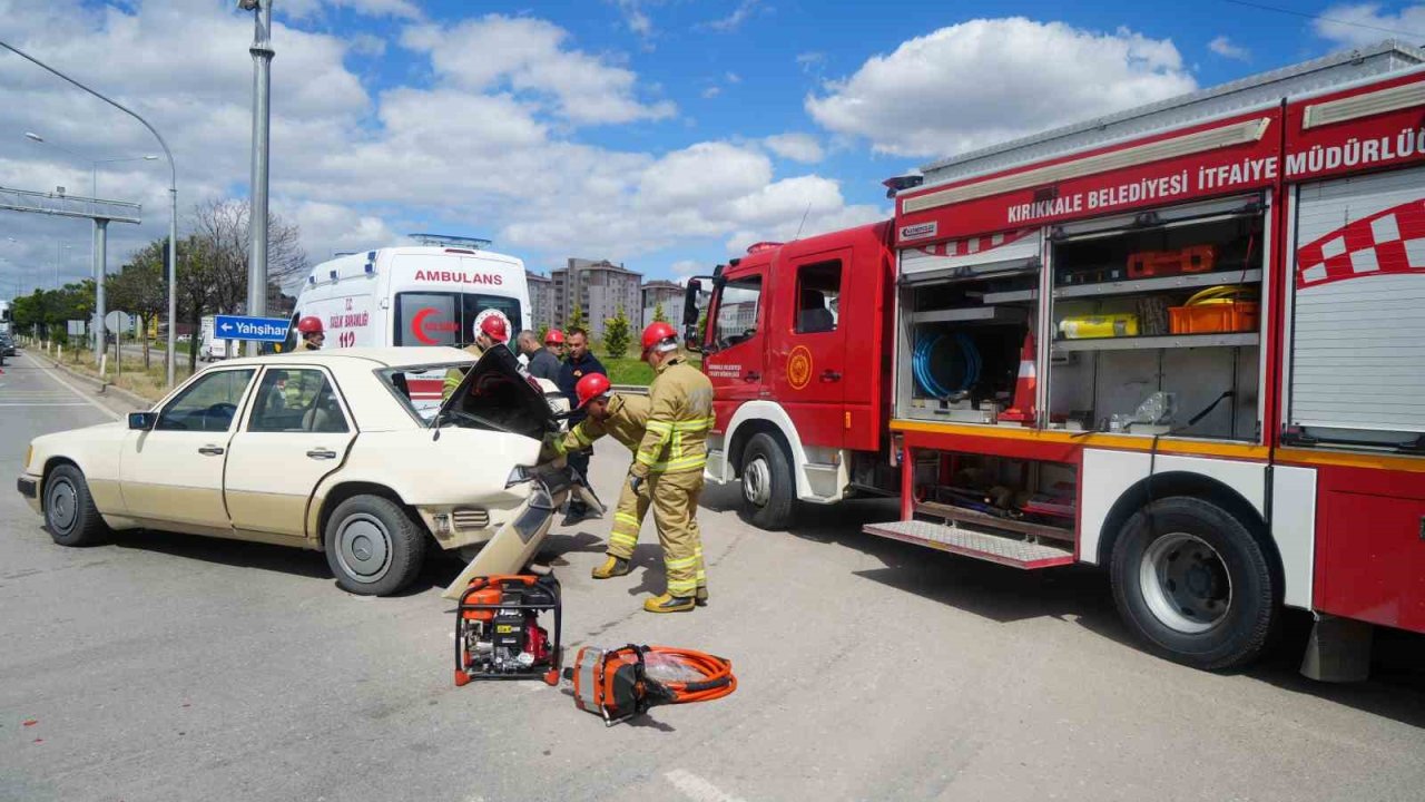 Kırıkkale’de tır ile otomobil çarpıştı: 2 yaralı