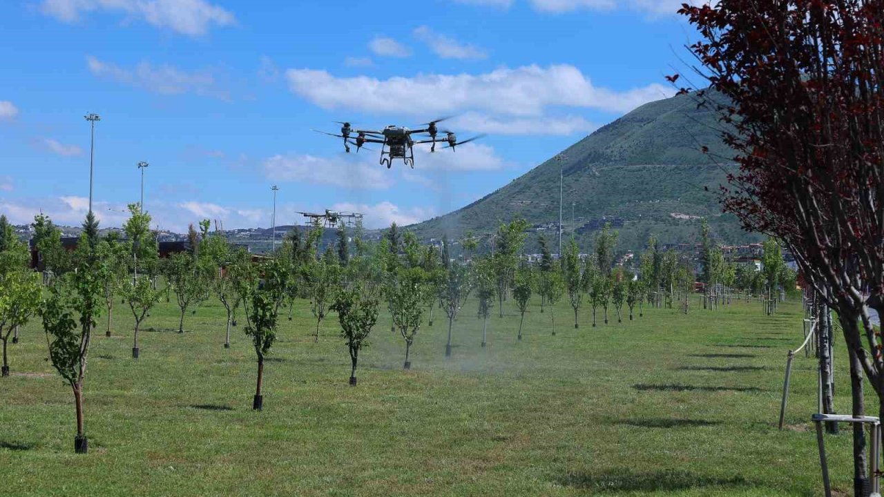 Kayseri Büyükşehir’den park ve mesire alanlarında drone ile ilaçlama hizmeti