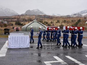 Yıldırım isabet etmesi sonucu şehit olan asker için tören