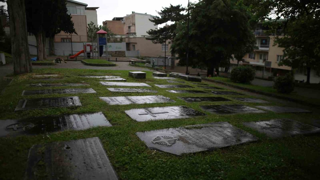 Çocuk parkı içerisindeki Fransız Mezarlığı, mezar taşlarıyla dikkat çekiyor