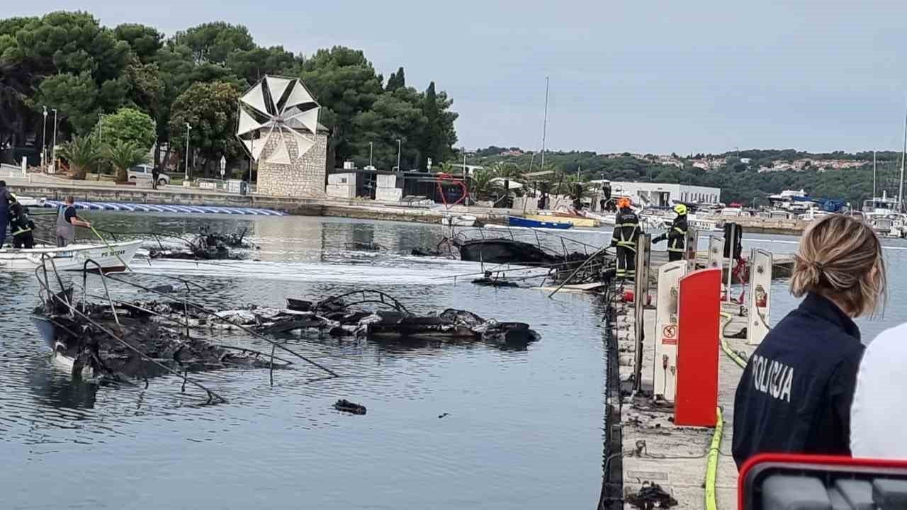 Hırvatistan’da marinadaki 22 tekne alev alev yandı