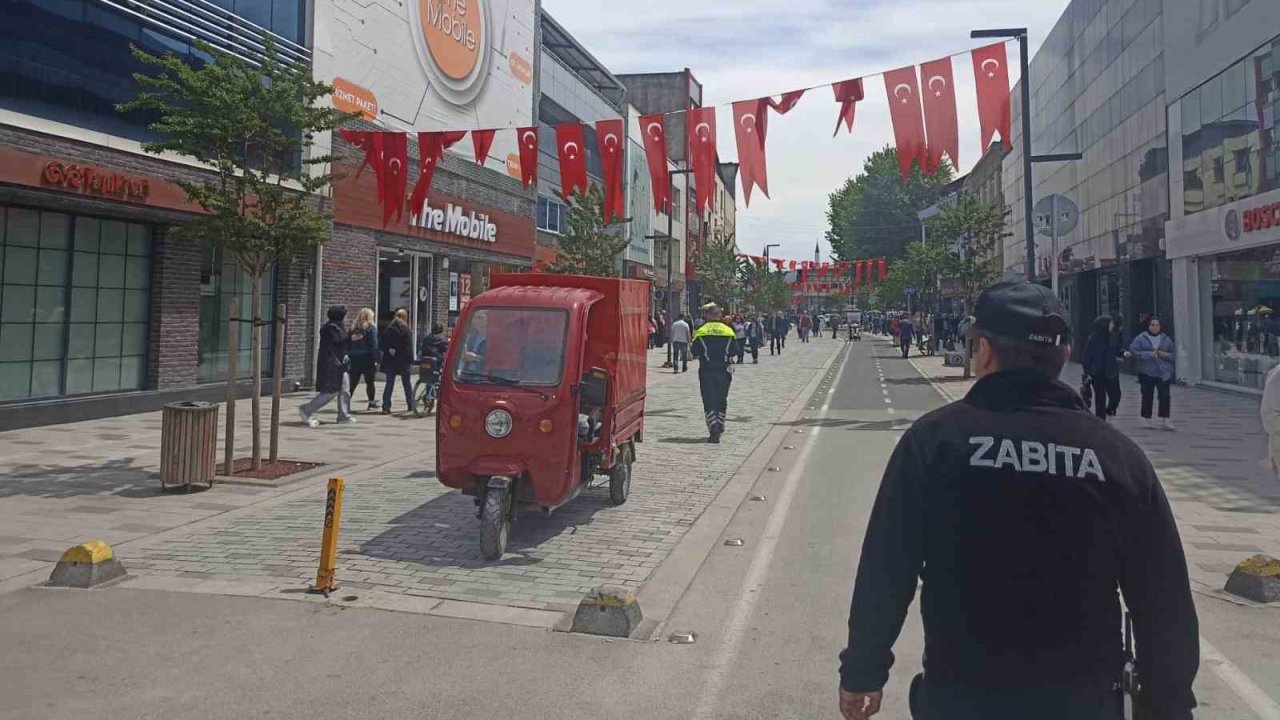 Zabıtadan yaya yollarında motosiklet denetimi