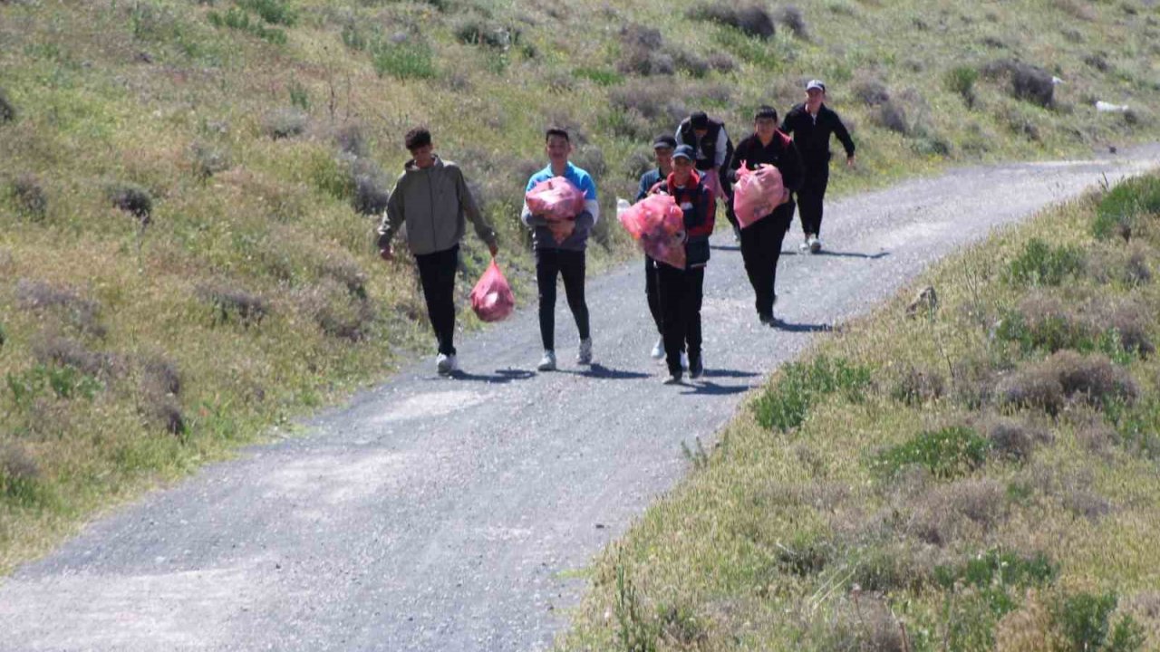 Acıgöl, öğrenciler tarafından temizlendi