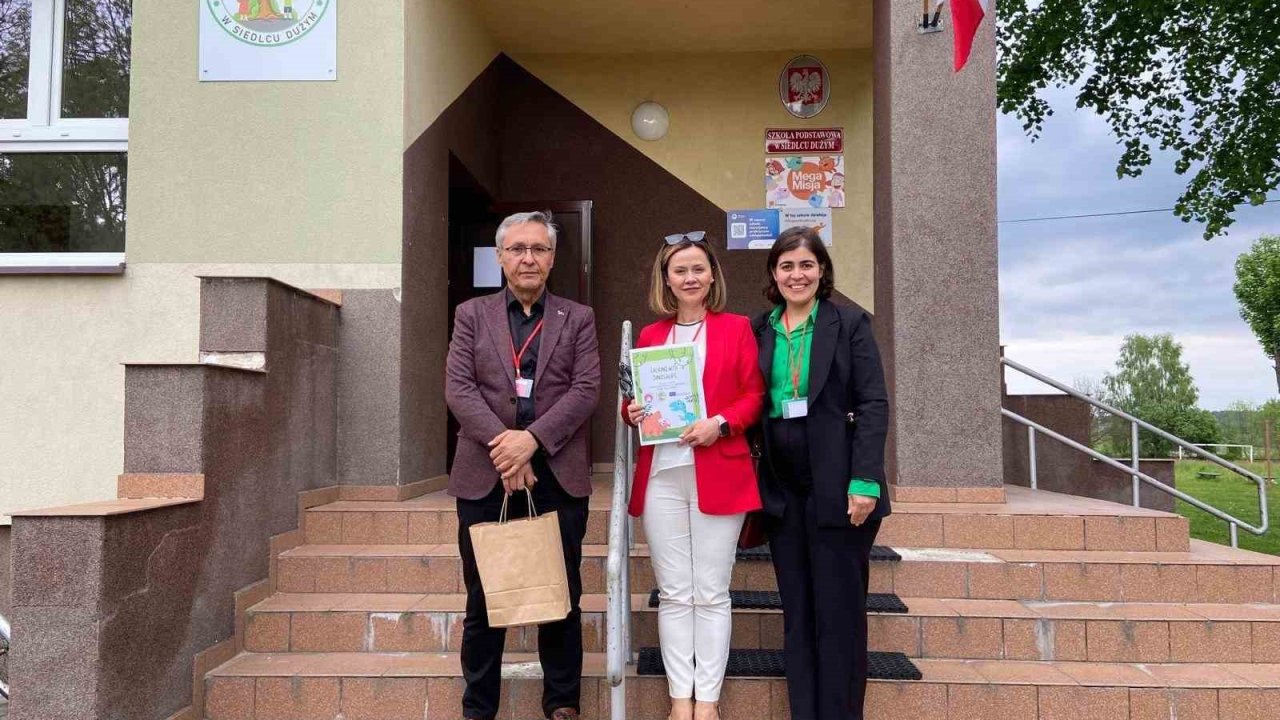 Polonya Eğitim Bakanı’na Salihli’nin yöresel ürünleri takdim edildi