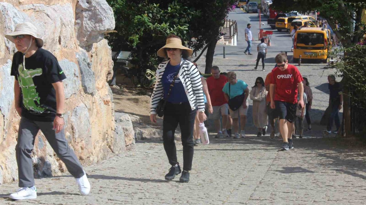 Turizm kenti Alanya’ya sezonun 2’nci yolcu gemisi demirledi