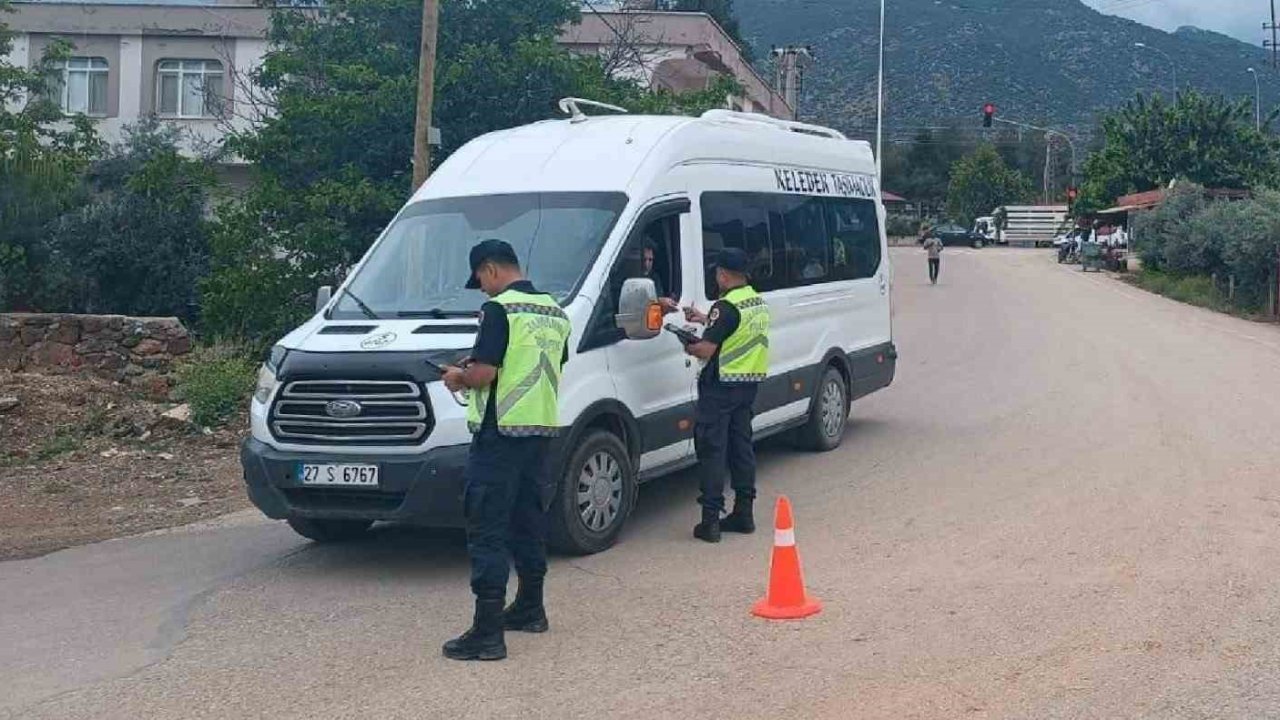 Jandarma okul servis araçları ve motosiklet sürücülerini denetledi