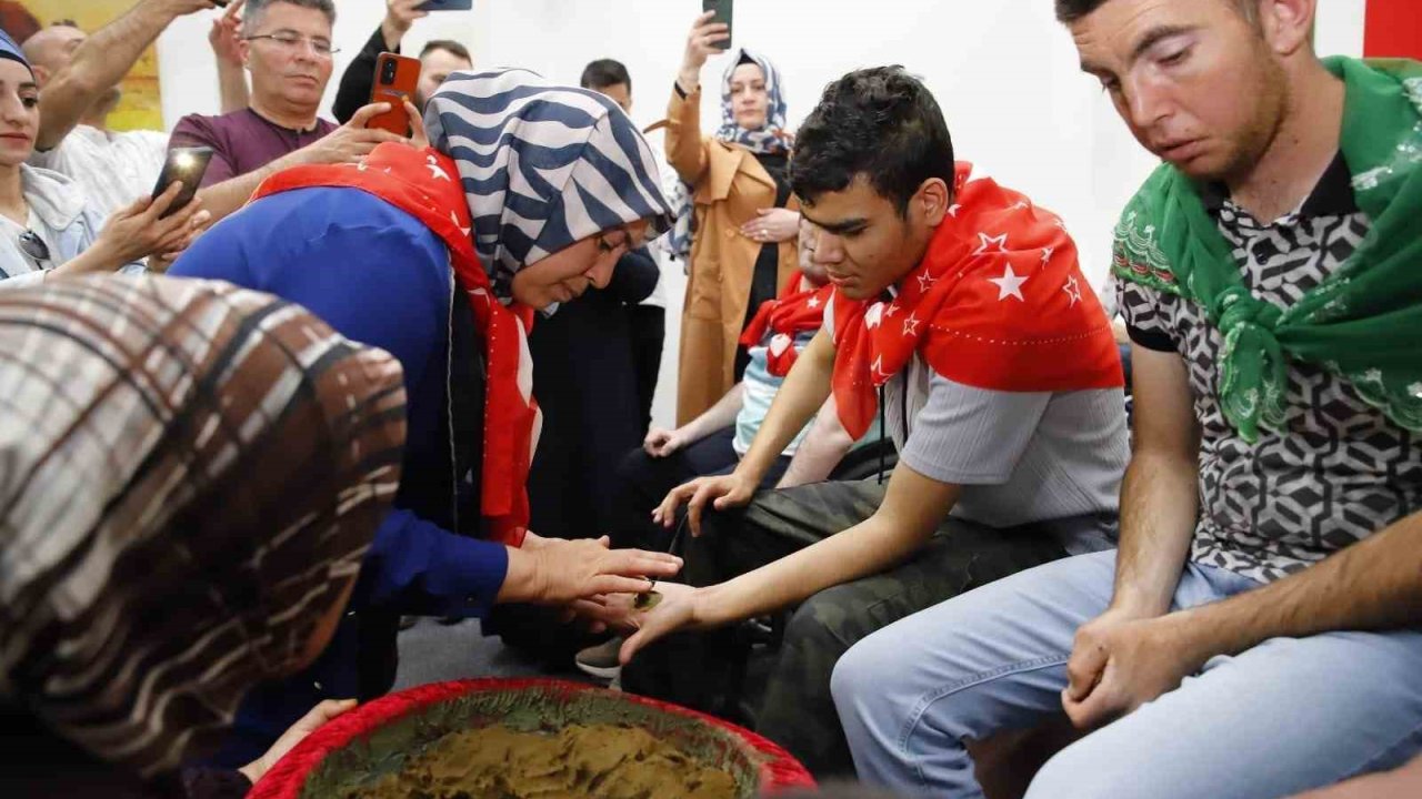 Aksaray’da özel gençlere asker kınası yakıldı