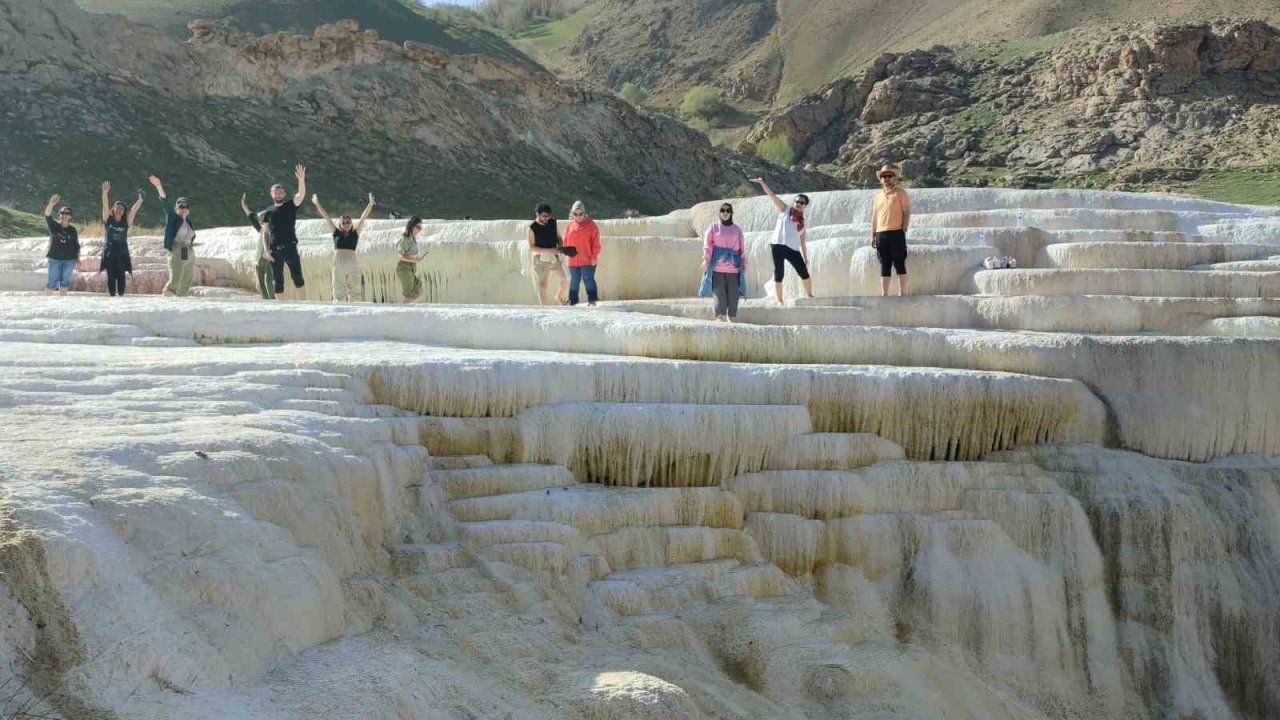 Pamukkale değil Başkale travertenleri