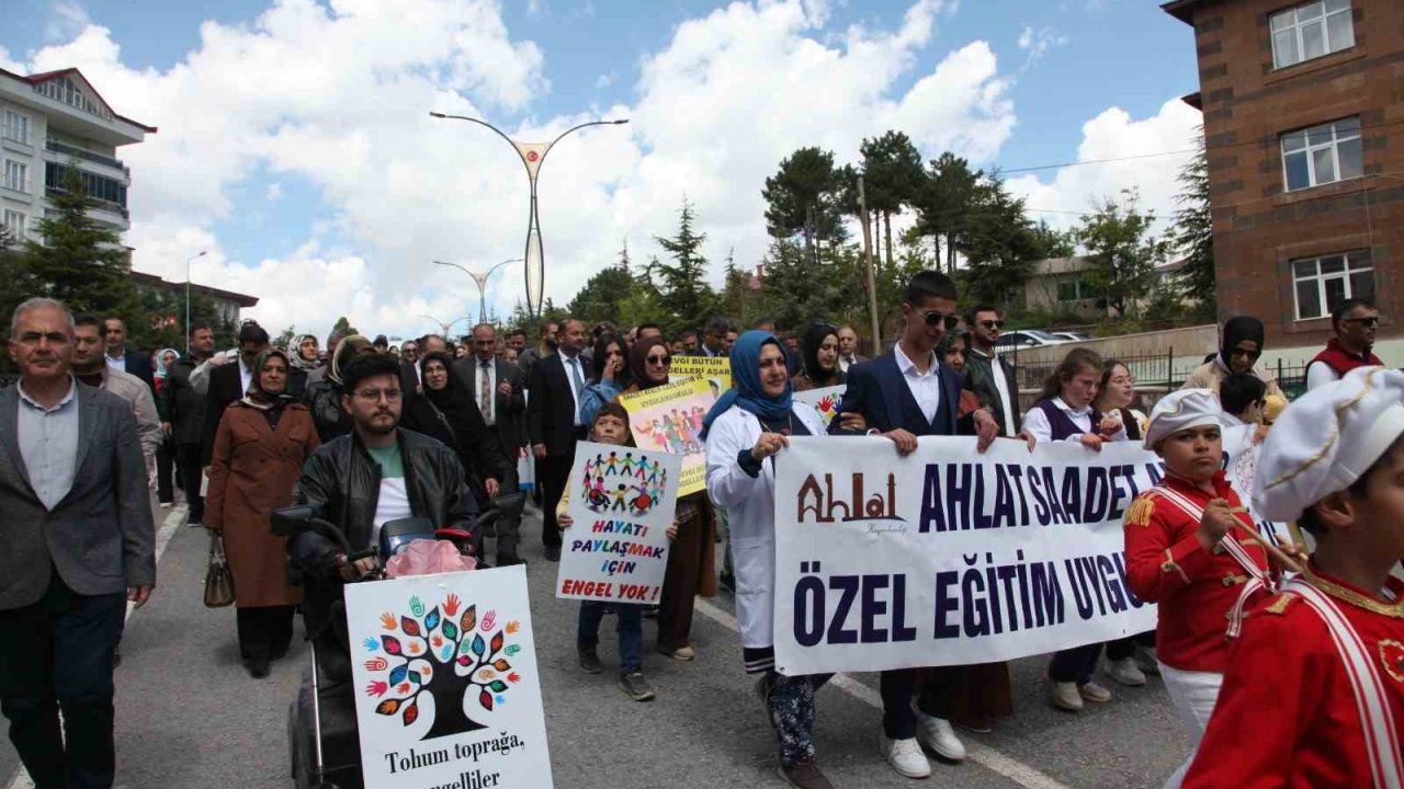 Ahlat’ta engelliler için farkındalık yürüyüşü