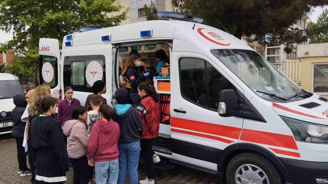 Sınıfta biber gazı topu patladı: 25 öğrenci hastanelik oldu