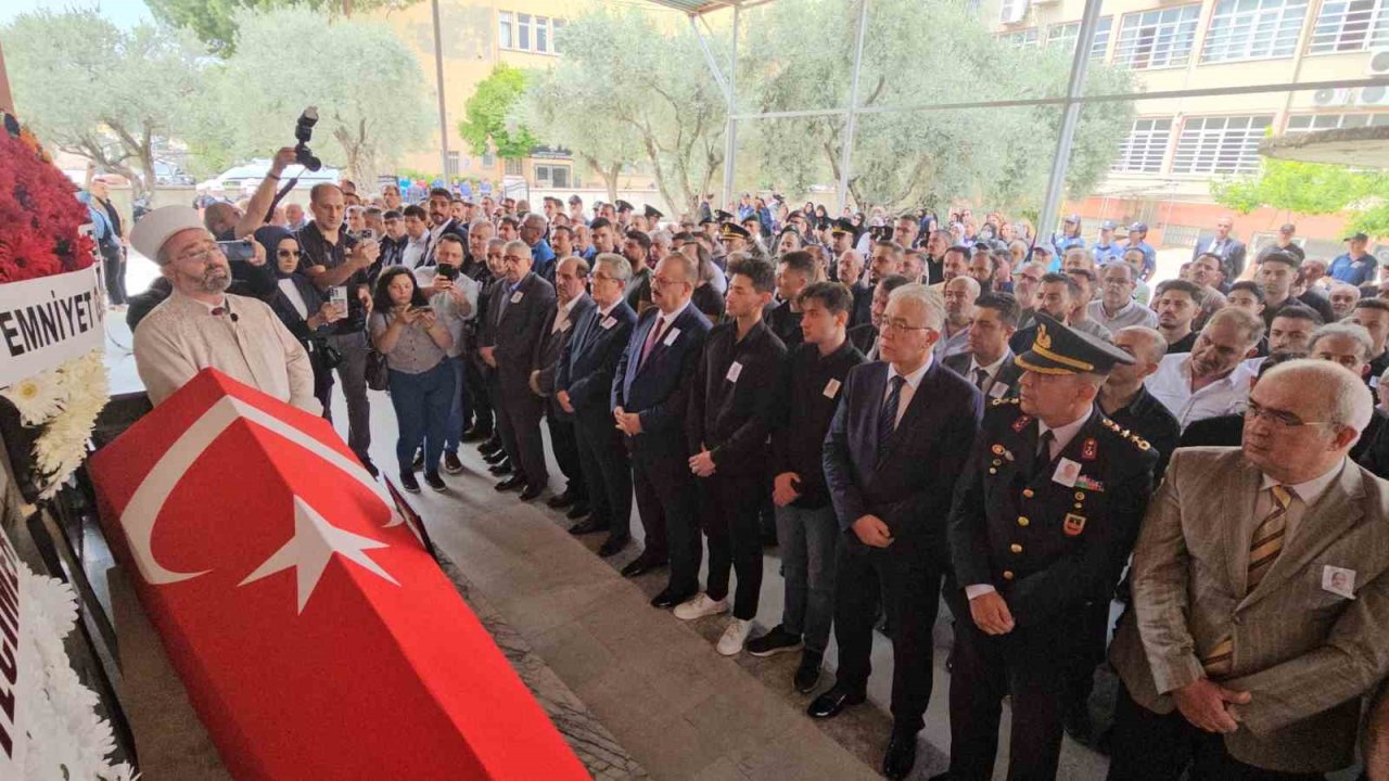 Kalp krizi geçirerek hayatını kaybeden polis memuru son yolculuğuna uğurlandı