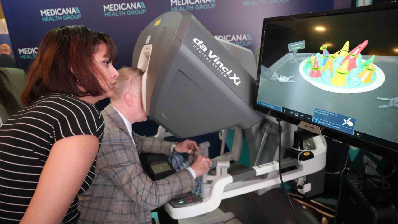 Da Vinci Ameliyat Robotu sağlık zirvesinin gözdesi oldu