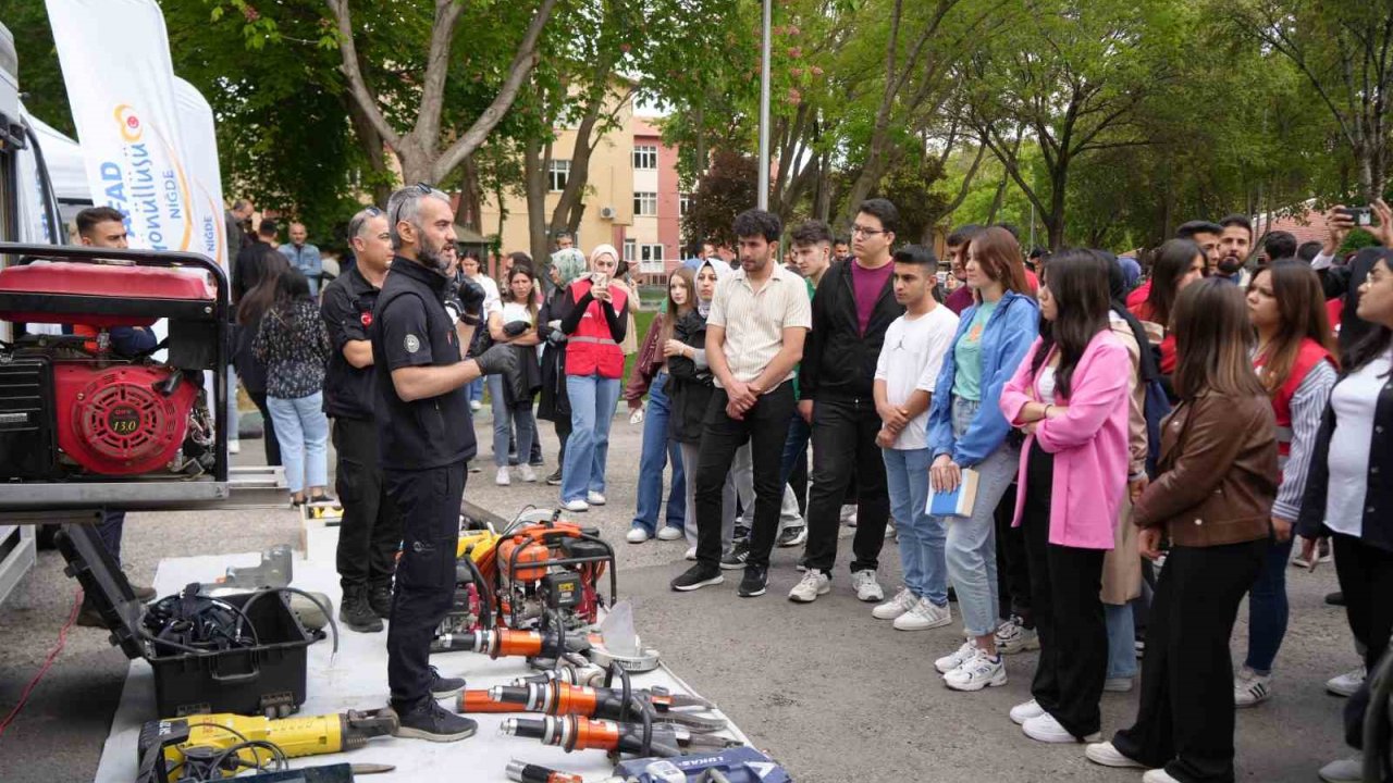 Üniversite öğrencilerine ’Temel Afet Bilinci Eğitimi’ verildi