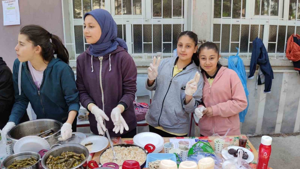 Öğrenciler okulları için hayır çarşısı açtı