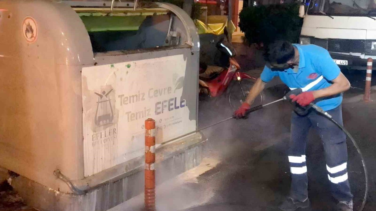 Efeler Belediyesi temizlik ekipleri çalışmalarını sürdürüyor