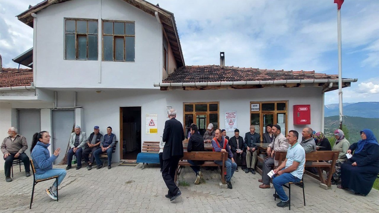 Köy köy gezen ekiplerden vatandaşlara kene bilgilendirmesi