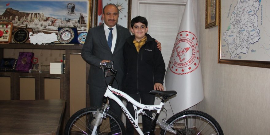 Milli Eğitim Müdürü,Türkiye Birincisi Can’a bisiklet hediye etti