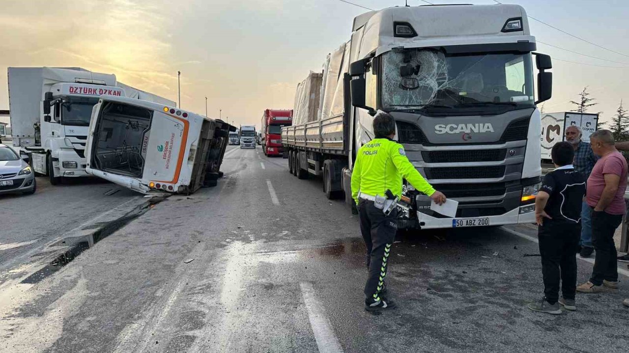 Belediye otobüsü ve 2 tırın karıştığı kazada 7 kişi yaralandı