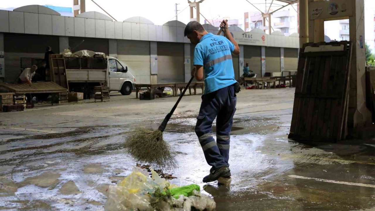 Efeler’in semt pazar alanları temizleniyor