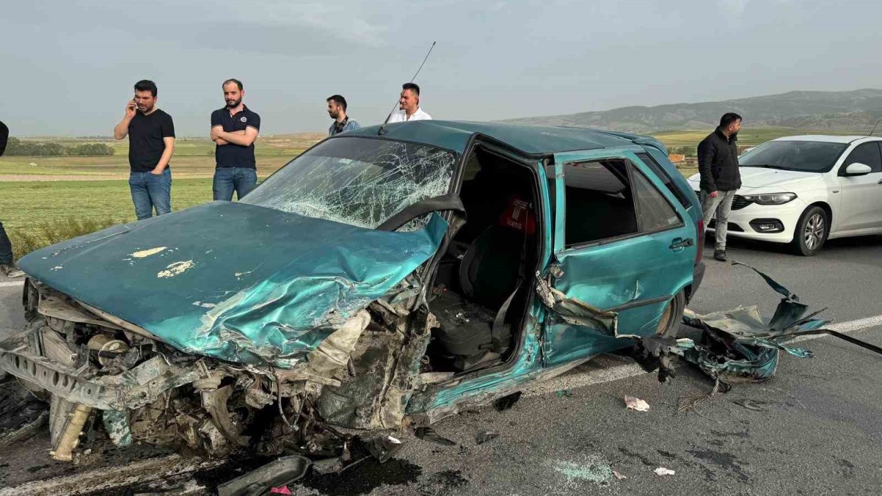 Kafa kafaya çarpışan otomobillerin sürücüleri yaralandı