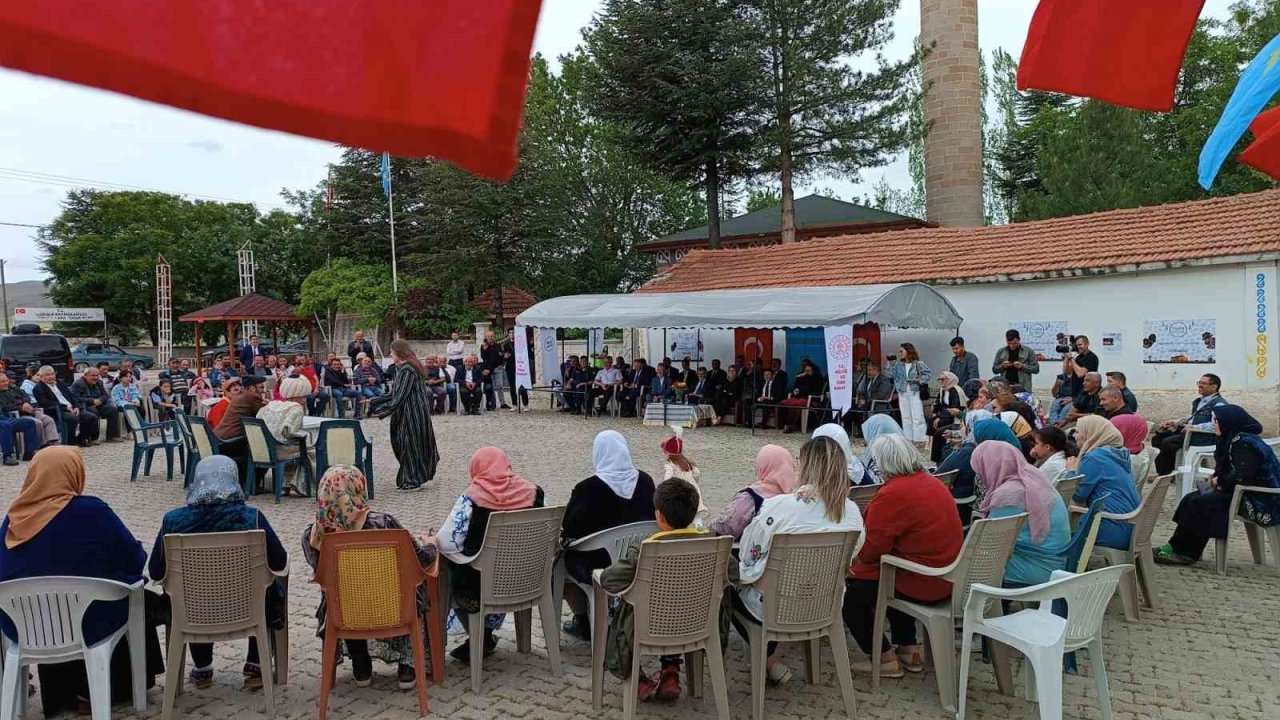 Altay Köyü’nde Orta Oyunu Gösterisi ve Atölyesi gerçekleştirildi