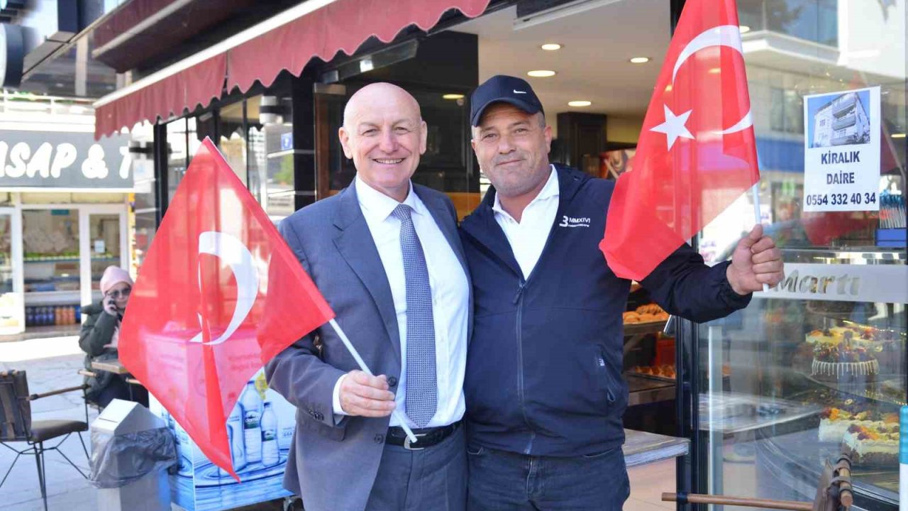 Terme’de binlerce Türk bayrağı dağıtıldı