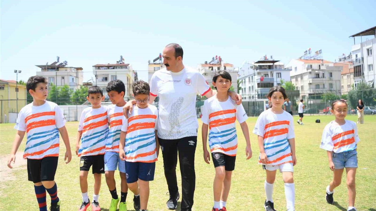 Konyaaltı Belediye Başkanı Cem Kotan, çocuklarla futbol oynadı