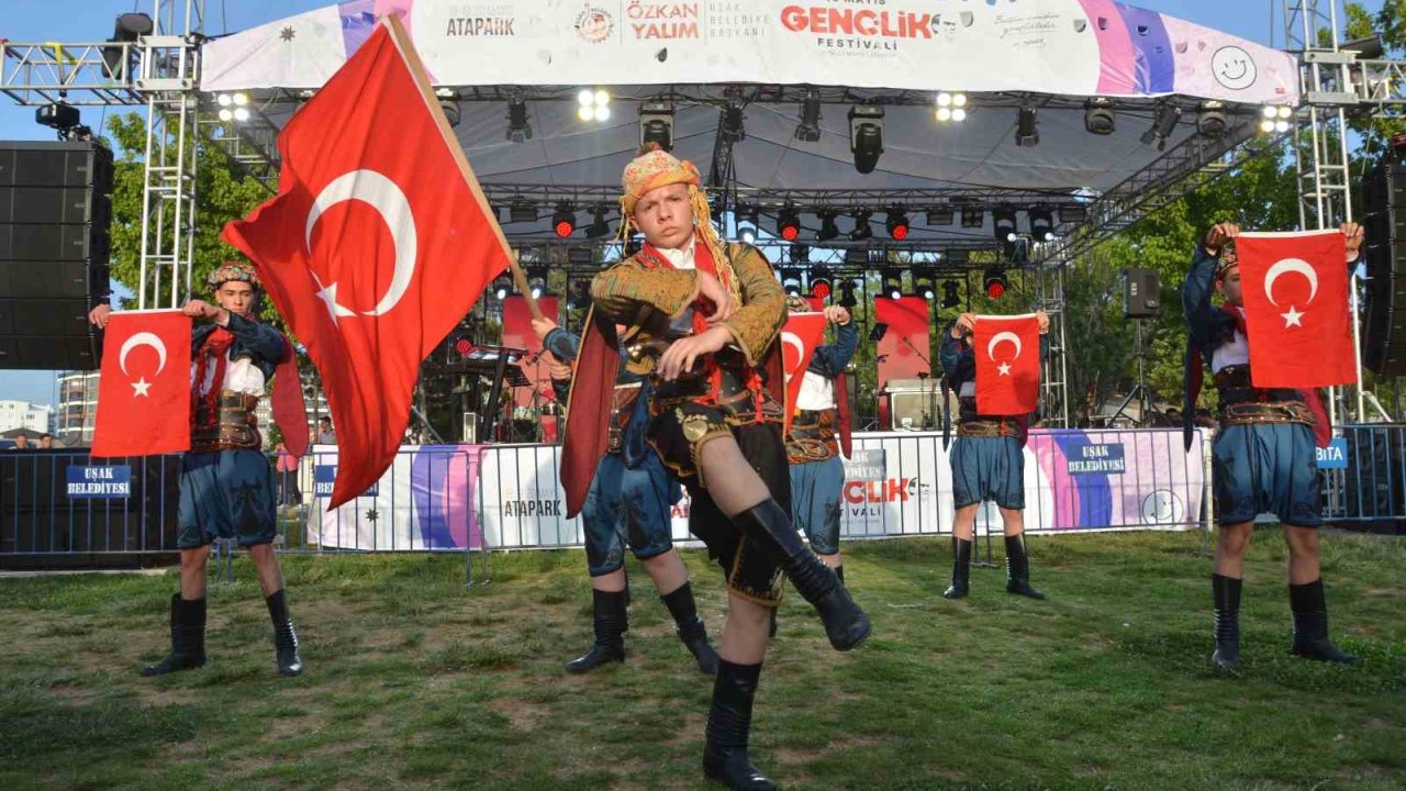 19 Mayıs Gençlik Festivali binlerce gencin katılımıyla başladı