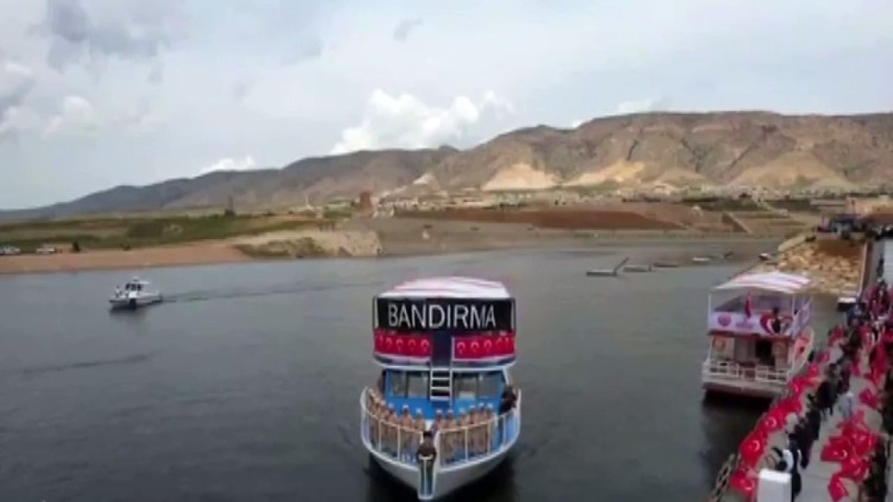 Bandırma Vapuru Hasankeyf’te bayraklarla karşılandı