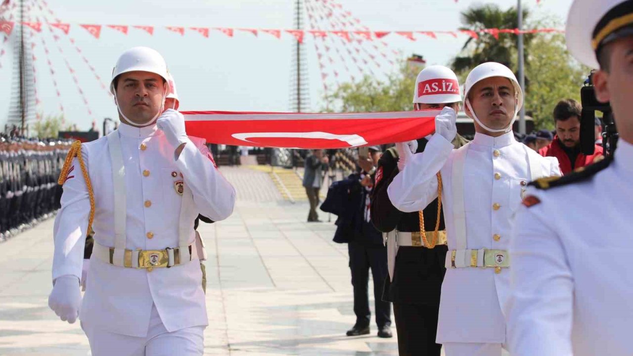 Atatürk’ü temsil eden bayrak karaya çıktı