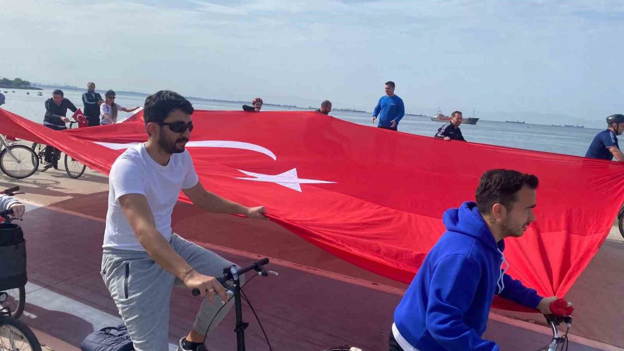 Pendik’te 19 Mayıs için Türk bayrağıyla pedal çevirdiler